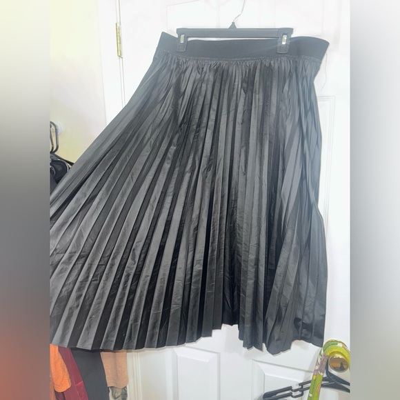 Elegant Black Pleated Light Weight Skirt by Mossimo - Picture 2 of 3